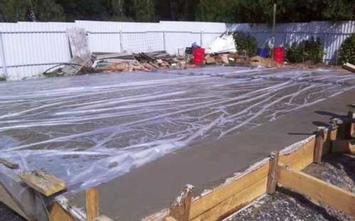 Заливка бетона с добавками и укрытием